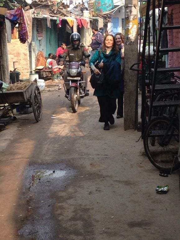 walking_out_slum_delhi_21